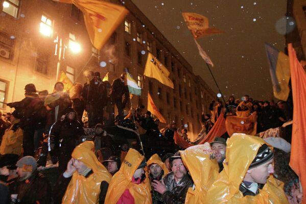 Las elecciones de 2004 demostraron que la población de Ucrania tiene diferentes percepciones sobre el futuro de su Estado. La segunda ronda de las presidenciales de aquel año resultó en la llamada Revolución Naranja y en la eventual victoria del candidato proeuropeo Víktor Yúschenko. Las protestas que comenzaron en noviembre de 2013, conocidas como Euromaidán, y la guerra civil que les siguió, confirmaron otra vez más que había un conflicto de intereses entre las regiones orientales y occidentales de Ucrania. - Sputnik Mundo