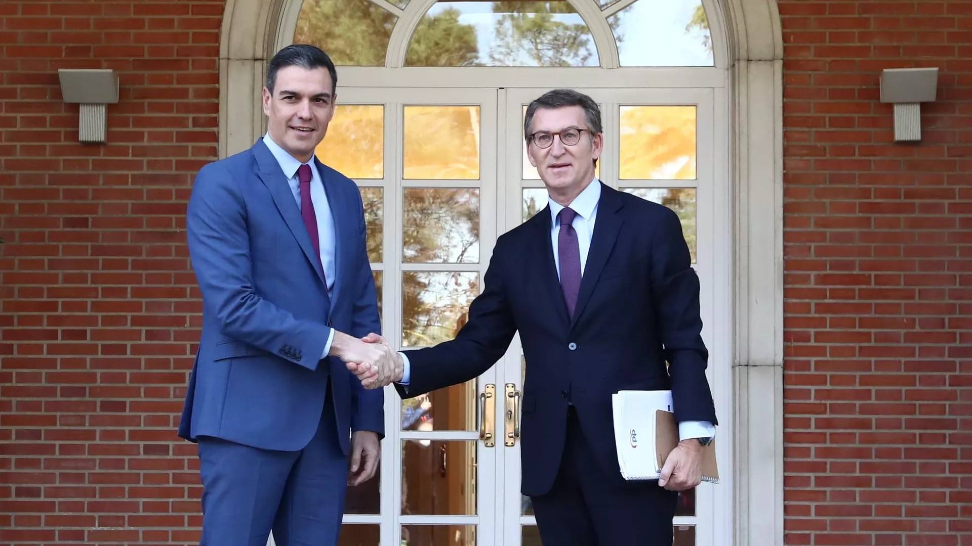 El presidente del Gobierno de España, Pedro Sánchez, recibe en el Palacio de la Moncloa (Madrid) a Alberto Núñez Feijóo, presidente de la comunidad autónoma de Galicia y nuevo líder del conservador Partido Popular