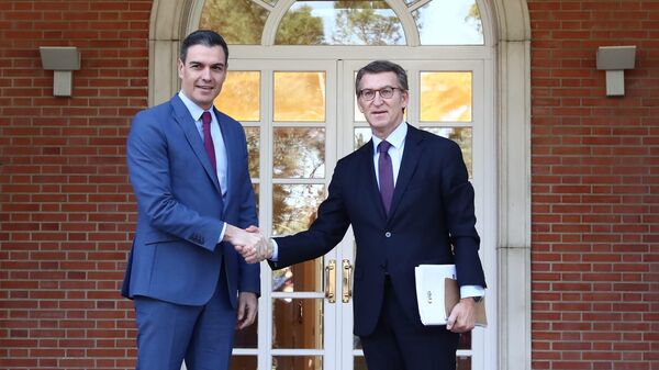 El presidente del Gobierno de España, Pedro Sánchez, recibe en el Palacio de la Moncloa (Madrid) a Alberto Núñez Feijóo, presidente de la comunidad autónoma de Galicia y nuevo líder del conservador Partido Popular - Sputnik Mundo