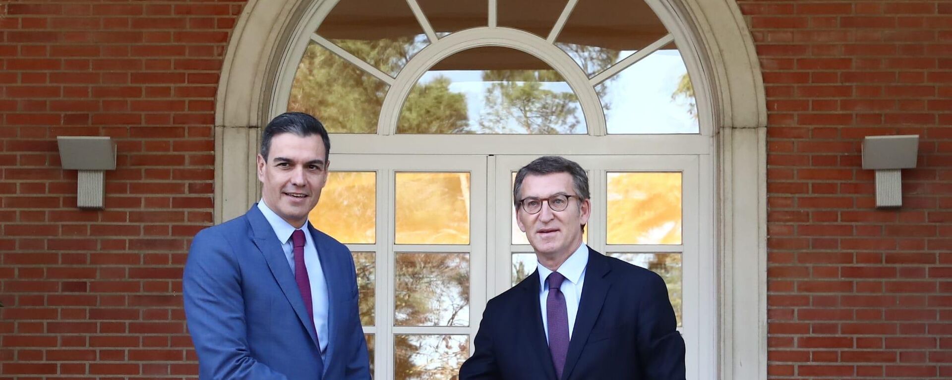 El presidente del Gobierno de España, Pedro Sánchez, recibe en el Palacio de la Moncloa (Madrid) a Alberto Núñez Feijóo, presidente de la comunidad autónoma de Galicia y nuevo líder del conservador Partido Popular - Sputnik Mundo, 1920, 04.01.2023