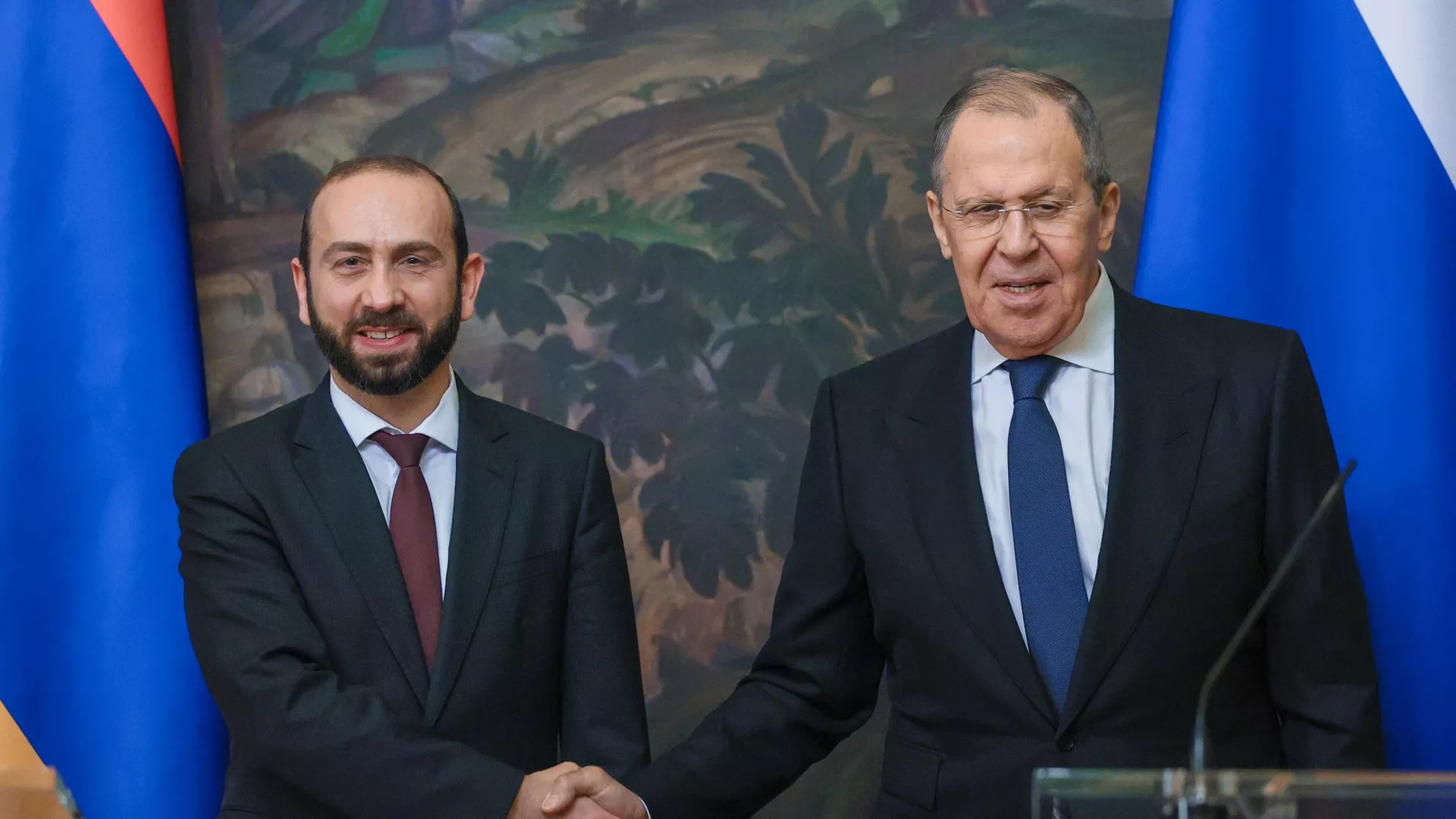  El canciller armenio, Ararat Mirzoyán, y el canciller de Rusia, Serguéi Lavrov