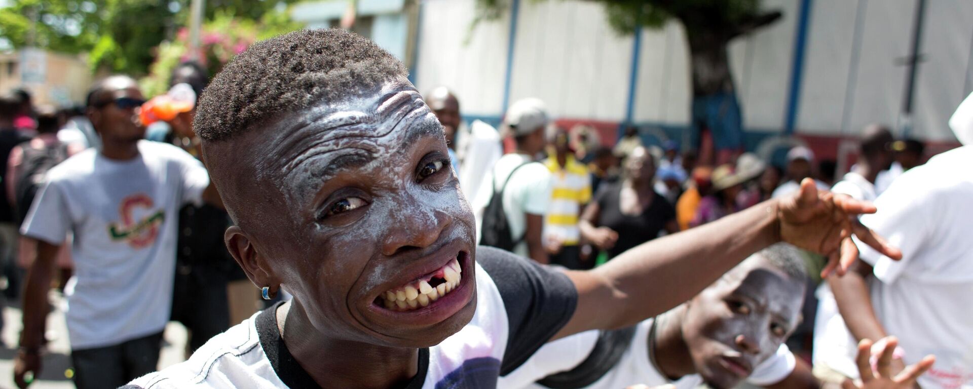 Jóvenes haciendo pose de zombi en Haití - Sputnik Mundo, 1920, 24.08.2022