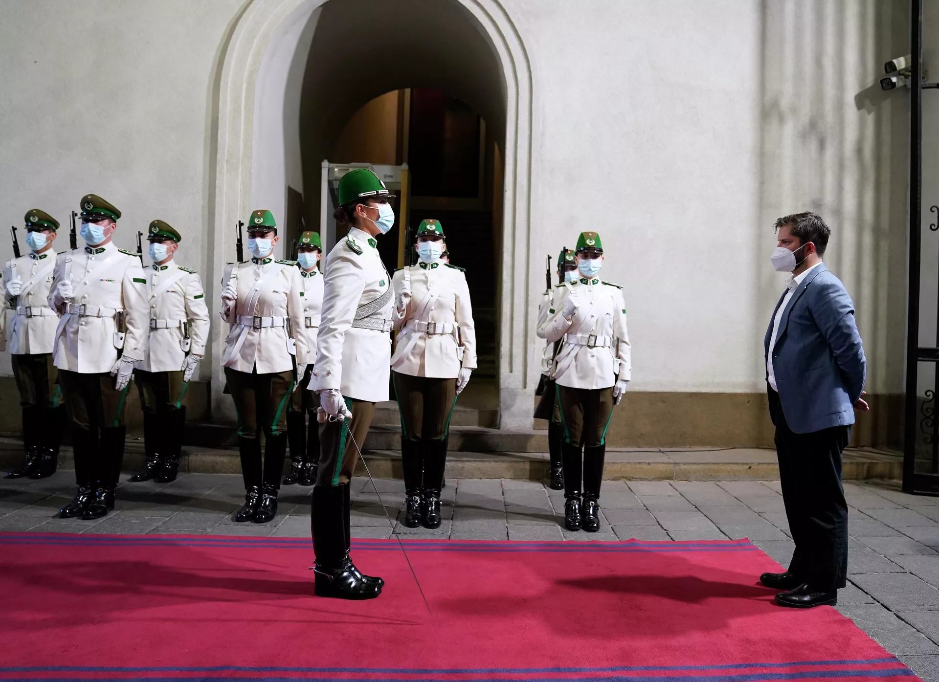 El presidente Gabriel Boric recibe honores de la Guardia de Palacio El presidente Gabriel Boric recibe honores de la Guardia de Palacio - Sputnik Mundo, 1920, 09.04.2022