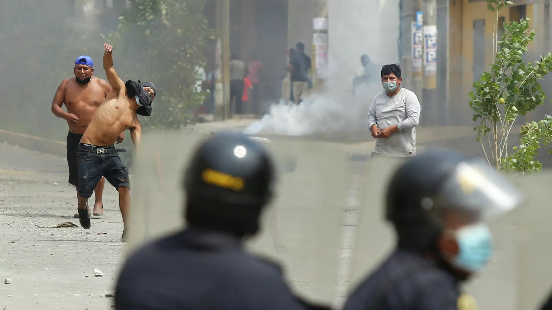 Manifestantes durante un paro de transportistas de carga y pasajeros en Lima, Perú