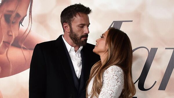 Jennifer Lopez junto a Ben Affleck en febrero de 2022 - Sputnik Mundo