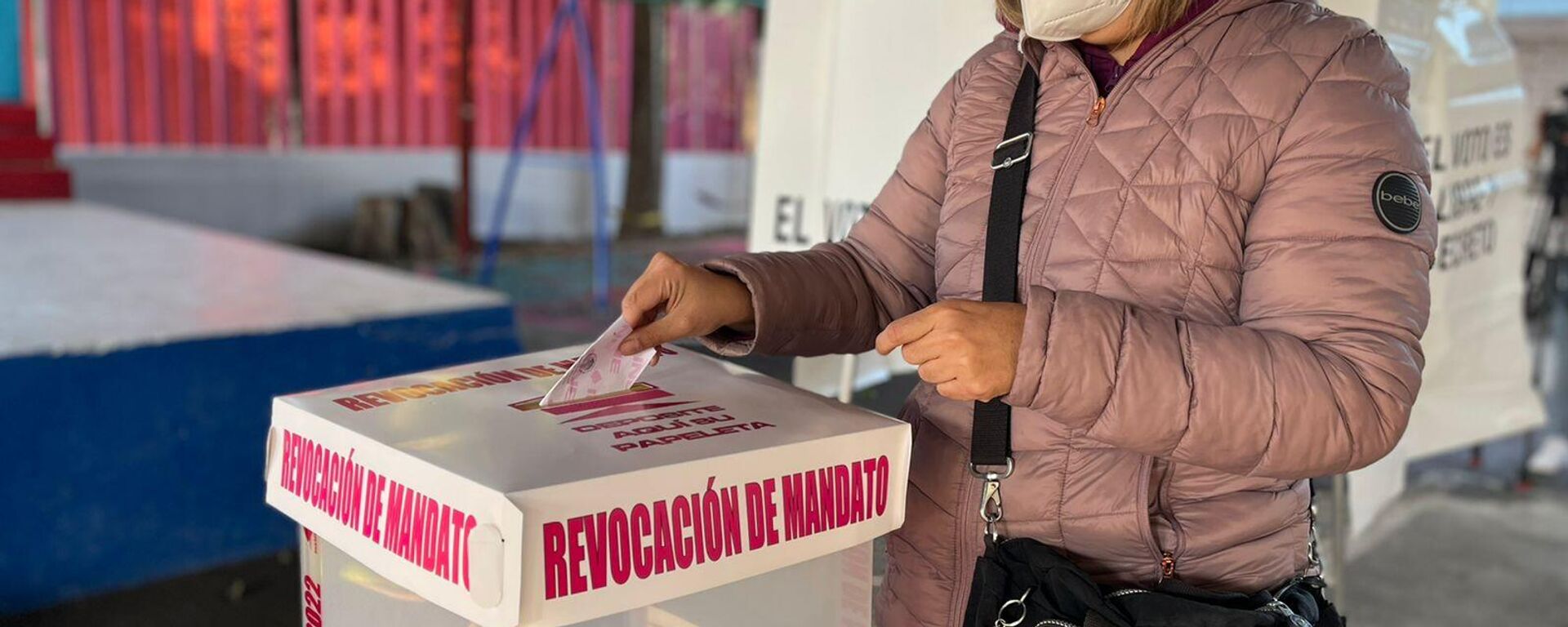 Una mexicana participa en la consulta popular para la revocación de mandato del presidente López Obrador - Sputnik Mundo, 1920, 10.04.2022