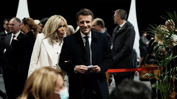 El presidente de Francia Emmanuel Macron con su esposa Brigitte - Sputnik Mundo