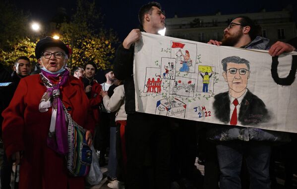 En tercer lugar fue ocupado por el candidato del movimiento Francia Insumisa de izquierda, Jean-Luc Mélenchon con 21,95% de apoyo electoral. Le sigue el ultraderechista Eric Zemmour del partido Reconquista, mientras que el quinto lugar fue obtenido por la candidata del partido de centroderecha Los Republicanos, Valerie Pecresse. En la foto: los partidarios de Mélenchon en el Cirque D&#x27;Hiver en París, Francia. - Sputnik Mundo