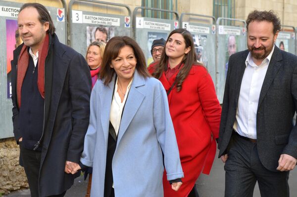 El exsenador francés Jean Bizet atribuyó la escasa diferencia entre los candidatos al debilitamiento del &quot;efecto bandera&quot; (l&#x27;effet drapeau), cuando los ciudadanos del país se unen en torno al líder, y al fortalecimiento del &quot;efecto billetera&quot; (l&#x27;effet porte-monnaie), asociado en buena medida a la participación del país en las sanciones antirrusas. En la foto: la candidata socialista a la presidencia de Francia y alcaldesa de París, Anne Hidalgo, se dirige a un colegio electoral para votar. - Sputnik Mundo