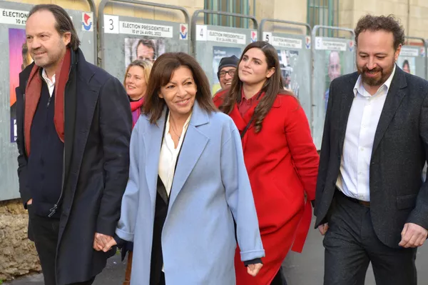 El exsenador francés Jean Bizet atribuyó la escasa diferencia entre los candidatos al debilitamiento del &quot;efecto bandera&quot; (l&#x27;effet drapeau), cuando los ciudadanos del país se unen en torno al líder, y al fortalecimiento del &quot;efecto billetera&quot; (l&#x27;effet porte-monnaie), asociado en buena medida a la participación del país en las sanciones antirrusas. En la foto: la candidata socialista a la presidencia de Francia y alcaldesa de París, Anne Hidalgo, se dirige a un colegio electoral para votar. - Sputnik Mundo