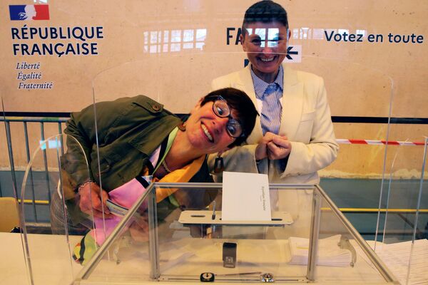 Los voluntarios en un colegio electoral de Saint Pee sur Nivelle, Francia. - Sputnik Mundo