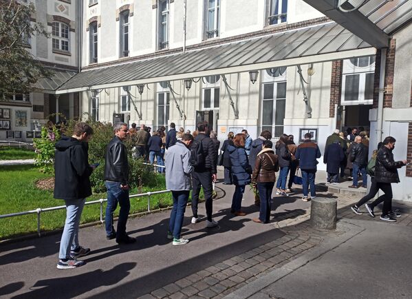 En la primera vuelta, Macron obtuvo apoyos en el oeste, suroeste y este del país, mientras que el norte, noreste, sur y sureste favorecieron a Le Pen. En la foto: varias personas hacen fila para ejercer su derecho al voto en un colegio electoral de París. - Sputnik Mundo