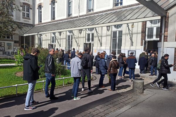 En la primera vuelta, Macron obtuvo apoyos en el oeste, suroeste y este del país, mientras que el norte, noreste, sur y sureste favorecieron a Le Pen. En la foto: varias personas hacen fila para ejercer su derecho al voto en un colegio electoral de París. - Sputnik Mundo