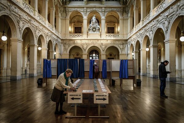 La segunda vuelta de las elecciones presidenciales francesas se celebrará el 24 de abril. La mayoría de los expertos pronostican que Emmanuel Macron ganará, aunque por un estrecho margen. En la foto: una votante en un colegio electoral de Lyon, Francia. - Sputnik Mundo