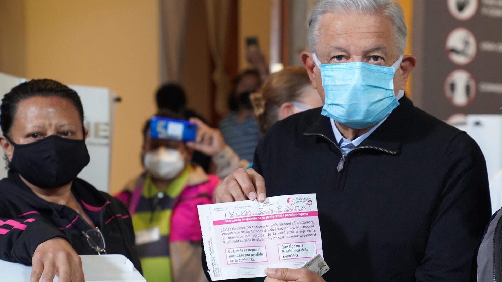 El presidente mexicano Andrés Manuel López Obrador muestra su boleta en la consulta por la revocación de mandato El presidente mexicano Andrés Manuel López Obrador muestra su boleta en la consulta por la revocación de mandato - Sputnik Mundo, 1920, 11.04.2022