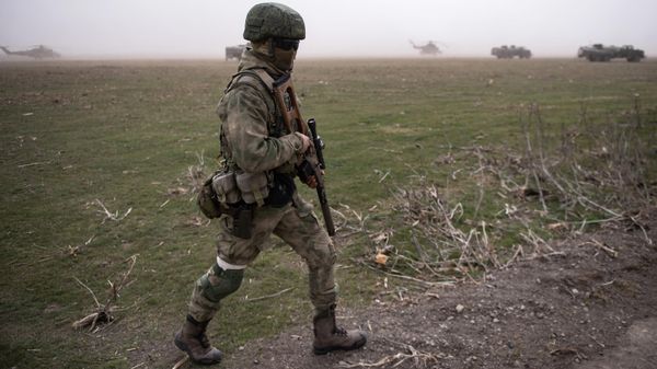 Un militar ruso en Ucrania - Sputnik Mundo