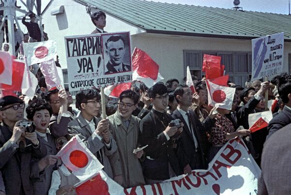 A pesar de que para Occidente esta fue la segunda derrota en el espacio tras el lanzamiento del satélite soviético, las autoridades oficiales de los estados occidentales enviaron mensajes de felicitación al Kremlin.En la foto: Yuri Gagarin en Japón. - Sputnik Mundo