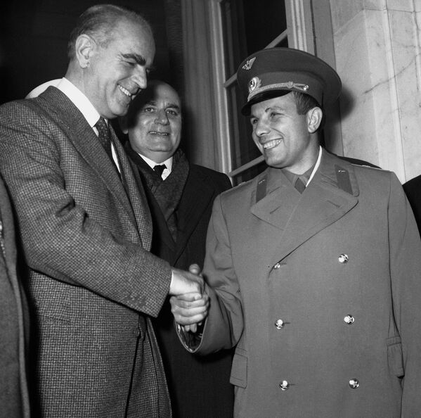 El presidente francés, Charles de Gaulle, escribió que &quot;el éxito de los científicos y cosmonautas soviéticos honra a Europa y a la humanidad&quot;, y el primer ministro británico, Harold Macmillan, calificó el vuelo de Gagarin como un evento histórico. El presidente de EEUU, John Kennedy, también expresó su esperanza de seguir trabajando juntos en el campo de la investigación espacial.En la foto: Yuri Gagarin durante una reunión con el primer ministro griego, Constantinos Karamanlís, en Atenas. - Sputnik Mundo