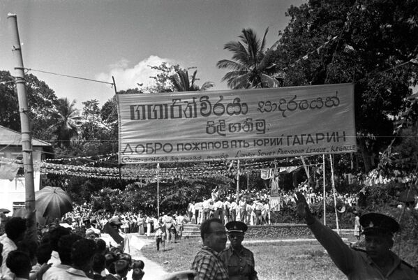 El viaje de Gagarin a Ceilán (actual Sri Lanka) por invitación del Gobierno, acompañado por un grupo de ciudadanos soviéticos y su esposa Valentina Gagárina. Carteles en cingalés y ruso adornaban todas las carreteras del país. - Sputnik Mundo