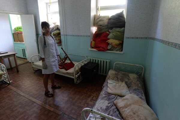 Desde el principio de la guerra en Donbás, los hospitales se convirtieron en los blancos de ataques armados y bombardeos de Ucrania.Año 2014: las ventanas del hospital están tapadas con almohadas para salvarse de los ataques del Ejército ucraniano. - Sputnik Mundo