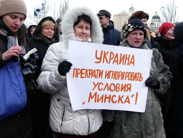 ¿Cómo se han aplicado los Acuerdos de Minsk?En ocho años de negociaciones, las partes solo han tenido éxito en uno de los 13 puntos acordados: el intercambio de prisioneros. Donetsk, Lugansk y Moscúhan acusado repetidamente a Kiev de ocupar ilegalmente los asentamientos en la zona de amortiguación y de la aparición de artillería pesada en ella.Kiev ha insistido en que primero debe restablecerse el control de la frontera y solo entonces se celebrarían las elecciones. En 2015, la Rada Suprema aprobóuna ley sobre el estatus especial de Donbás, pero vinculó su entrada en vigor a la celebración de elecciones locales. Esto contradecía directamente las disposiciones del segundo acuerdo de Minsk. - Sputnik Mundo