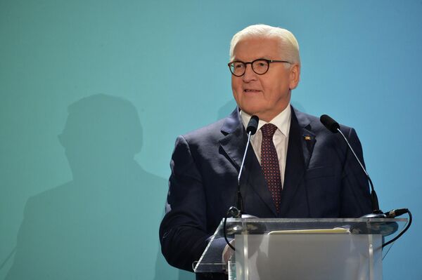 ¿Qué es la fórmula Steinmeier?En 2019, los participantes del grupo de contacto aprobaron la llamada fórmula Steinmeier para garantizar la aplicación de los acuerdos. El documento preveía la entrada en vigor de una ley sobre el estatus especial de Donbás después de que la OSCE reconociera las elecciones locales en las repúblicas de Lugansk y Donetsk. También preveía el redespliegue de fuerzas desde la línea de contacto. Los radicales de derecha de Kiev no estaban satisfechos con la adopción de la fórmula. Las partes no llegaron a un acuerdo sobre el procedimiento de las elecciones. - Sputnik Mundo