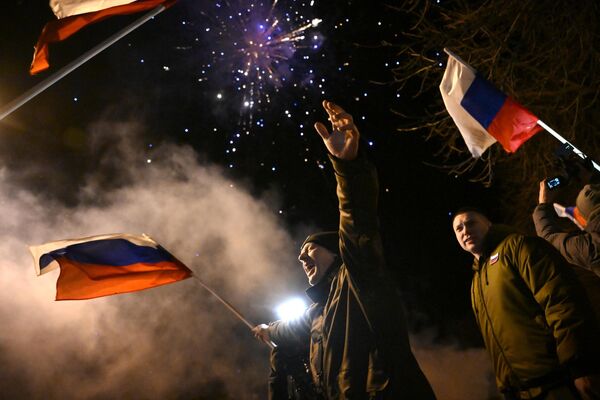 La decisión de Rusia de reconocer a las Repúblicas populares de Donetsk y Lugansk fue apoyada oficialmente por Cuba, Nicaragua, Venezuela, Siria, Abjasia y Osetia del Sur. Estados Unidos y los países de la UE calificaron la decisión de Rusia como una &quot;grave violación del derecho internacional&quot;.En la foto: La gente se alegra de la firma de los documentos de reconocimiento de la República Popular de Lugansk (RPL) y la República Popular de Donetsk (RPD) por parte de Rusia en Donetsk. - Sputnik Mundo