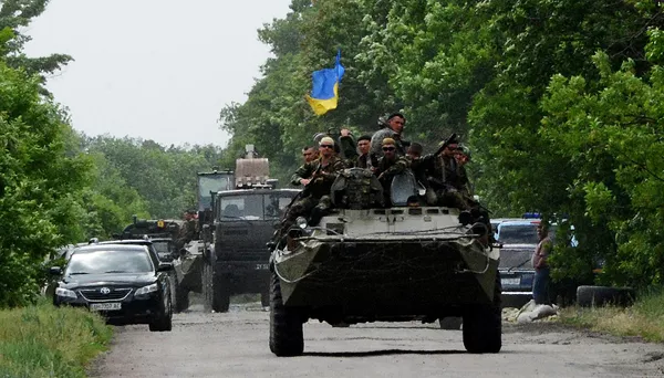 Военнослужащие ВС Украины на блокпосту под Волновахой