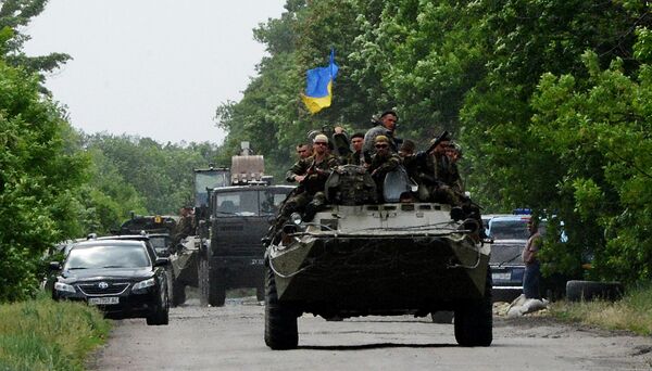 En febrero de 2014, Ucrania sufrió un golpe de Estado que derrocó al presidente legalmente electo, Víktor Yanukóvich. Al mismo tiempo, comenzaron las protestas masivas en Crimea, Odesa, Járkov, Donetsk, Lugansk y otras ciudades contra el resultado del Euromaidán. La población de estas regiones exigió la federalización de Ucrania, y en Donbás apareció una milicia popular. En respuesta, el presidente ucraniano en funciones, Olexandr Turchínov, lanzó una &quot;operación antiterrorista&quot;, que se intensificó hasta convertirse en verano en una guerra en la que participaron la aviación y los vehículos blindados pesados.En la foto: Las Fuerzas Armadas de Ucrania en un puesto de control cerca de la ciudad de Volnovaja, en la región de Donetsk. - Sputnik Mundo