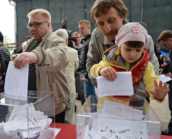 En mayo de 2014, se celebraron referéndums de autodeterminación en las regiones de Lugansk y Donetsk. Se proclamaron las Repúblicas populares de Donetsk y Lugansk. Kiev no reconoció los resultados de esta votación y siguió utilizando la fuerza militar contra Donbás.¿Contenía la Constitución de Ucrania fundamentos jurídicos para la autoproclamación? Según el artículo 73 de la Constitución ucraniana, las cuestiones de cambio territorial solo pueden decidirse en un referéndum nacional. Pero esta norma tiene que ser evaluada en relación con las demás normas. Por ejemplo, el artículo 5 de la Constitución ucraniana establece que solo el pueblo es la fuente del poder y nadie puede usurparlo.En la primavera de 2014 no había ninguna autoridad legítimamente electa en Ucrania: el presidente Víktor Yanukóvich fue derrocado en febrero, y el poder fue efectivamente usurpado por las fuerzas de la oposición del Euromaidán. Así, la población de las regiones de Donetsk y Lugansk decidió su propio destino en un referéndum.En la foto: Los habitantes de Donbás votan en el referéndum sobre el estatus de la República Popular de Donetsk en un colegio electoral en Moscú. - Sputnik Mundo