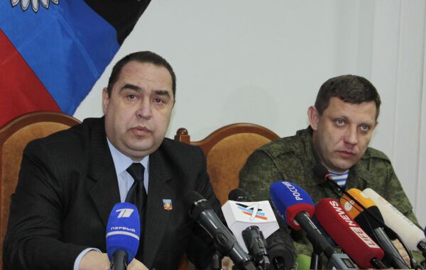 Las Repúblicas de Donbás programaron las elecciones para el 2 de noviembre de 2014. Alexandr Zajárchenko fue elegido jefe de la República Popular de Donetsk (RPD), mientras que Ígor Plotnitski fue elegido jefe de la República Popular de Lugansk (RPL). Kiev no reconoció los resultados de los comicios.En la foto: Los líderes de las autoproclamadas Repúblicas Populares de Lugansk y Donetsk, Ígor Plotnitski (izq.) y Aleksandr Zajárchenko, durante una declaración conjunta sobre la situación en las repúblicas. - Sputnik Mundo