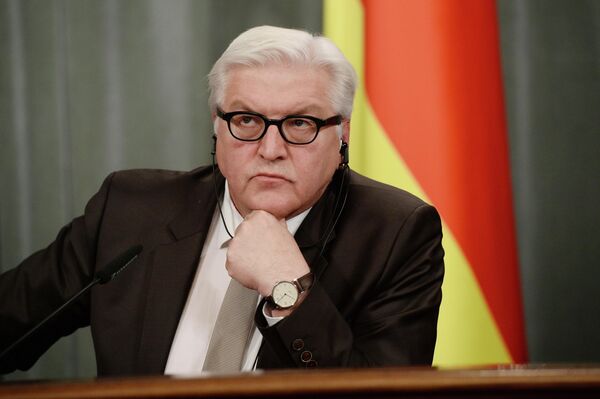 En 2015, el ministro de Relaciones Exteriores alemán, Frank-Walter Steinmeier, lanzó una nueva iniciativa para resolver el conflicto. La fórmula de Steinmeier preveía conceder a la República Popular de Donetsk (RPD) y a la República Popular de Lugansk (RPL) un estatus especial de forma temporal, el día de las elecciones locales. Los comicios debían celebrarse de acuerdo con la legislación ucraniana y ser supervisados por la Organización para la Seguridad y la Cooperación en Europa (OSCE). Una vez reconocidas las elecciones como legítimas, las repúblicas debían recibir un estatus especial permanente dentro de Ucrania.En la foto: Frank-Walter Steinmeier, ministro de Relaciones Exteriores alemán. - Sputnik Mundo