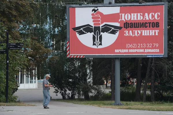 En 2018, Ucrania aprobó una ley sobre la reintegración de Donbás. La ley designaba a las repúblicas de Lugansk y Donetsk como &quot;territorios temporalmente ocupados&quot;. Todas las referencias a los Acuerdos de Minsk fueron eliminadas del texto de la ley.En la foto: Cartel de la campaña &quot;¡Donbás estrangulará a los fascistas!&quot; en una calle de Donetsk. - Sputnik Mundo