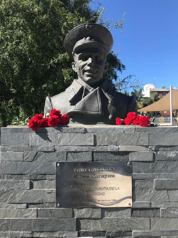 Diplomáticos rusos colocan ofrenda floral ante busto de Yuri Gagarin en Montevideo - Sputnik Mundo