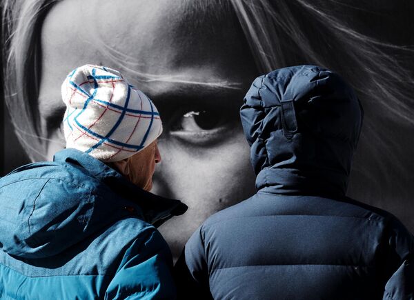 Sofía, 7 años: Cuando le pidieron a la niña que mirara a la cámara como si fueran los ojos de quienes les disparaban, su madre dijo: &quot;Recuerda, mi vida, que nos bombardearon, que un misil llegó hasta la casa y que una de las paredes salió volando. Recuerda y mira, no falles al periodista&quot;. Sofía se tranquilizó y miró. Estos niños no actúan frente a la cámara, atienden la petición con responsabilidad, con esperanza de la salvación. - Sputnik Mundo