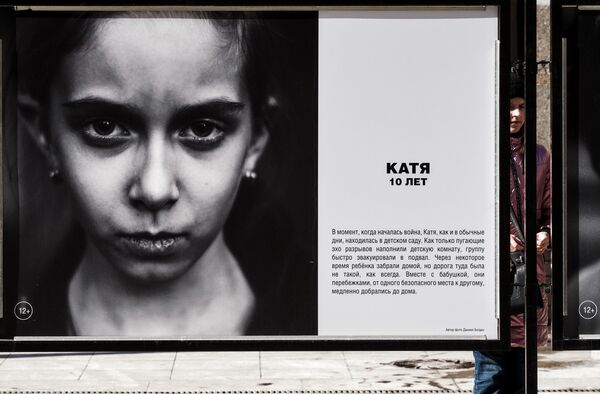 Katia, 10 años. Cuando estalló la guerra, Katia estaba en la guardería, como cualquier otro día. En cuanto el aterrador eco de las explosiones llenó el aula infantil, el grupo de niños fue rápidamente evacuado al sótano. Al cabo de un rato, la niña fue recogida por su abuela, pero el camino hacia casa no se parecía al habitual. Corrieron de un lugar seguro a otro y luego llegaron a su hogar. - Sputnik Mundo