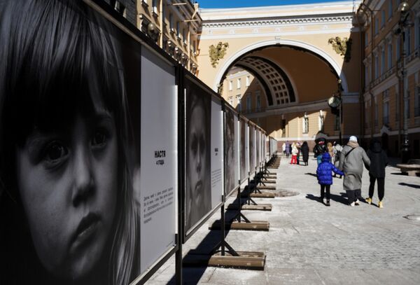 Nastia, 4 años. La niña vive cerca del aeropuerto de Donetsk. Toda su vida crece en tiempos de guerra. Su madre dio su permiso de que le tomaran la fotografía solo si Nastia estaba de acuerdo. La pequeña niña no quería ser fotografiada, pero aceptó cuando le dieron dulces. - Sputnik Mundo