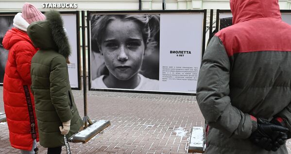 Violetta, 10 años. La niña vive en el pueblo de Alexándrovka, cuya parte pertenece a la así llamada zona gris. Aquí los niños pueden recoger albaricoques en el patio de una casa destruida, mientras a 100 metros se oyen de vez en cuando disparos. Los suburbios de primera línea se caracterizan sobre todo por la mezcla de risas infantiles con disparos de ametralladoras. - Sputnik Mundo