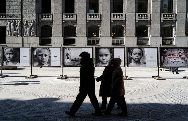 En estos ocho años de ataques perpetrados por las Fuerzas de Kiev contra Donbás, una generación entera de niños ha crecido bajo las hostilidades de la guerra. Conocen los tipos de proyectiles, distinguen los sonidos de bombardeos, saben cuándo y cómo deben esconderse si escuchan un sonido &quot;silbante&quot;, pero no conocen la paz en su propia tierra. - Sputnik Mundo