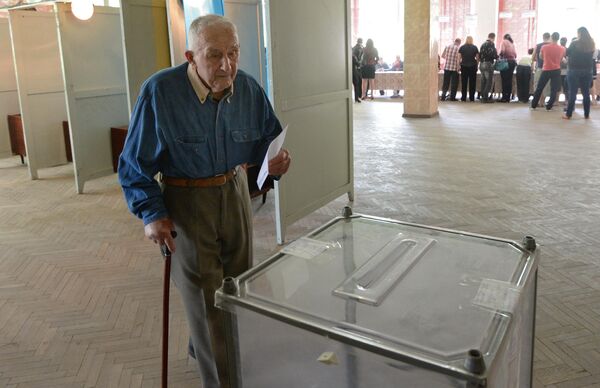 Durante los últimos 30 o 40 años, los pensionistas de Donbás representaban alrededor de un tercio de la población.La mayoría de ellos no aceptaron el nuevo Gobierno ucraniano tras el Euromaidán de 2014 y votaron por la autodeterminación en un referéndum el 11 de mayo de 2014, que Kiev nunca reconoció. En la foto: Un anciano vota en el referéndum sobre el estatus de la autoproclamada República Popular de Donetsk en un colegio electoral de Sloviansk. 11 de mayo de 2014. - Sputnik Mundo