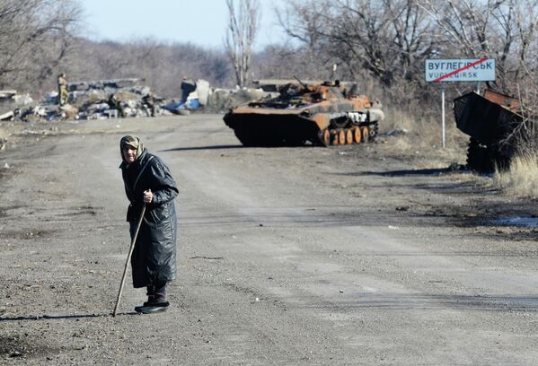 Muchos ancianos no tenían adónde ir a causa de la guerra: no tenían fuerzas, ni salud, ni ganas de dejar sus casas, ni tampoco dinero para irse. En la foto: en la carretera que va de Uglegorsk a Debaltsevo. Febrero de 2015. - Sputnik Mundo