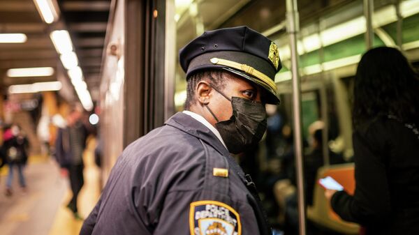 Un policía en el metro de Nueva York - Sputnik Mundo