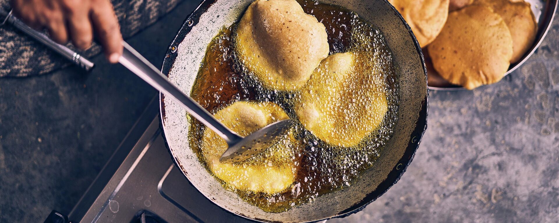 Una persona cocinando con aceite - Sputnik Mundo, 1920, 15.04.2022