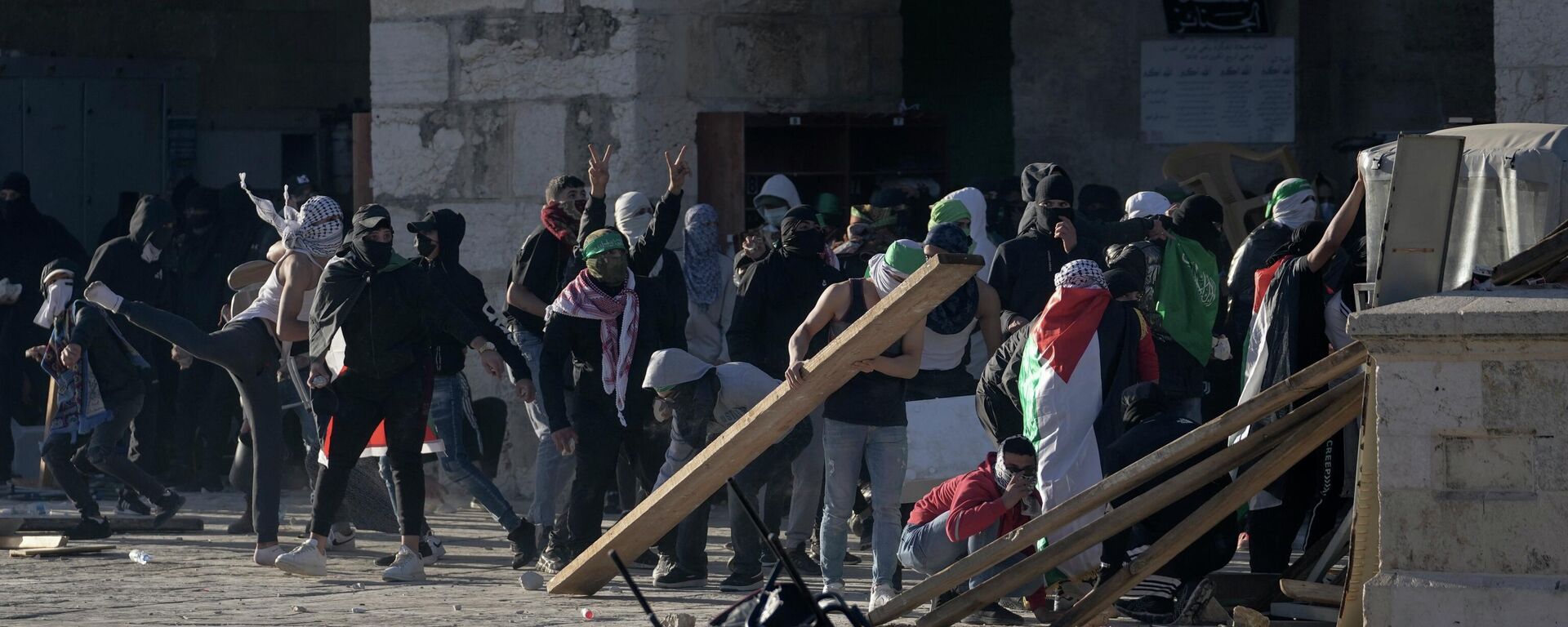 Enfrentamientos entre palestinos y las Fuerzas de Seguridad israelíes en Jerusalén Enfrentamientos entre palestinos y las Fuerzas de Seguridad israelíes en Jerusalén - Sputnik Mundo, 1920, 15.04.2022