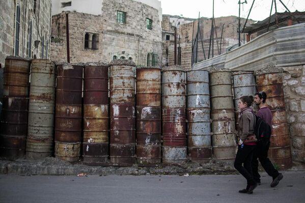 La Ciudad Vieja de Hebrón, la mayor ciudad de Cisjordania, centro de la provincia palestina del mismo nombre, es una de las ciudades más antiguas del mundo, situada en la región histórica de Judea. Se fundó alrededor del 1700 a.C. Es la segunda ciudad de mayor importancia religiosa para los judíos después de Jerusalén y fue Incluida en la lista de alarma en 2017 debido a la difícil situación política y social. - Sputnik Mundo