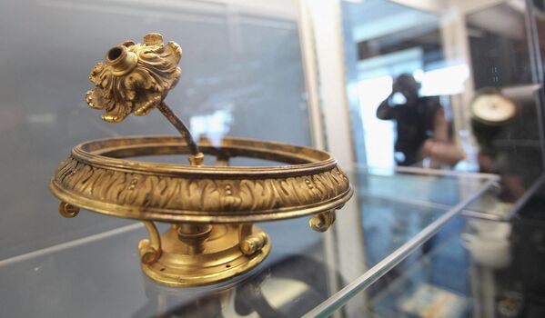 El capitán del buque, Edward Smith, sospechaba que podía haber un iceberg en su camino, así que ordenó a la tripulación que se desviara hacia el sur de la ruta habitual.En la foto: parte de un candelabro de oro hallado entre los restos del Titanic. - Sputnik Mundo