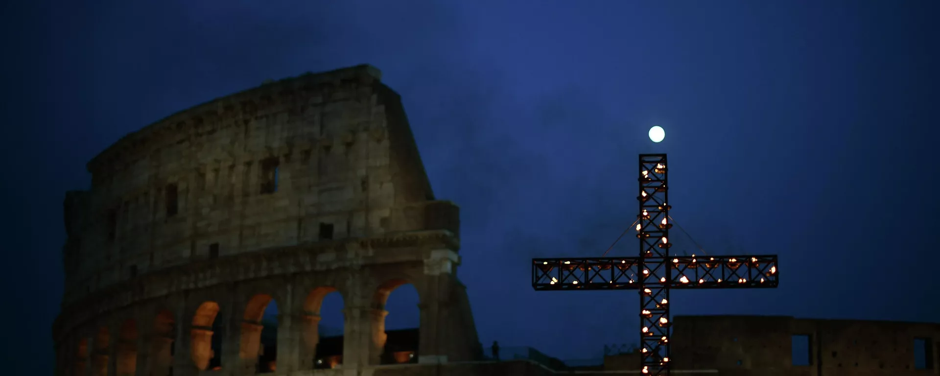 Una cruz frente al Coliseo durante el Vía crucis del Viernes Santo de Roma (archivo) Una cruz frente al Coliseo durante el Vía crucis del Viernes Santo de Roma (archivo) - Sputnik Mundo, 1920, 15.04.2022
