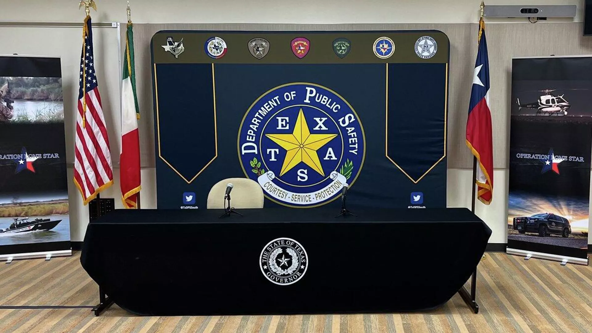 Banderas de Texas, Estados Unidos y México durante la conferencia de prensa para anunciar el fin de la crisis fronteriza