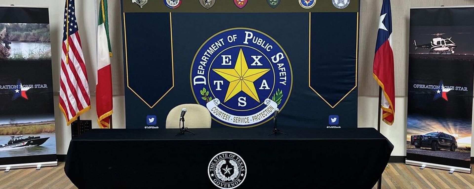 Banderas de Texas, Estados Unidos y México durante la conferencia de prensa para anunciar el fin de la crisis fronteriza - Sputnik Mundo, 1920, 16.04.2022