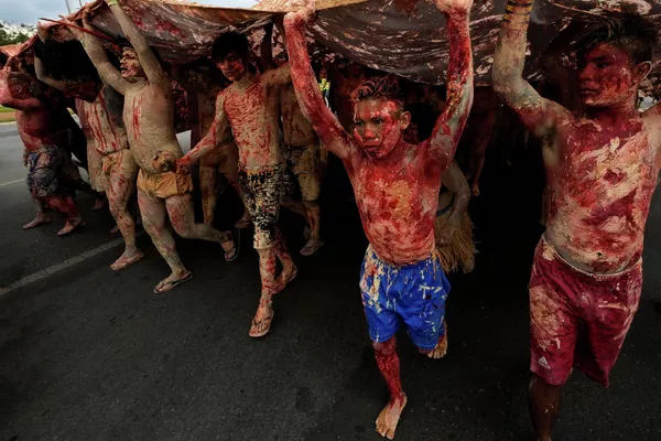 Los autóctonos de Brasil se pintan con tinta roja, que simboliza la sangre derramada de los pueblos indígenas, y con arcilla, que simboliza el oro. Así salieron a protestar contra el aumento de extracción de minerales en el país. Los autóctonos de Brasil se pintan con tinta roja, que simboliza la sangre derramada de los pueblos indígenas, y con arcilla, que simboliza el oro. Así salieron a protestar contra el aumento de extracción de minerales en el país. - Sputnik Mundo